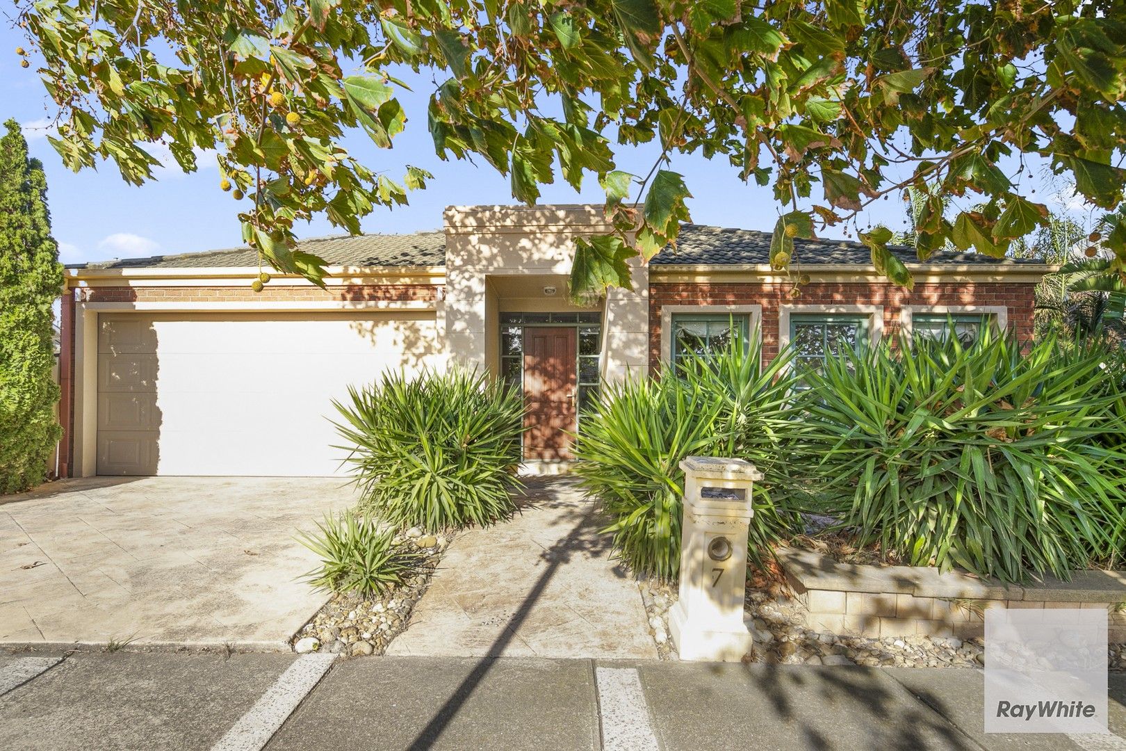4 bedrooms House in 7 Rowlandson Place TAYLORS LAKES VIC, 3038