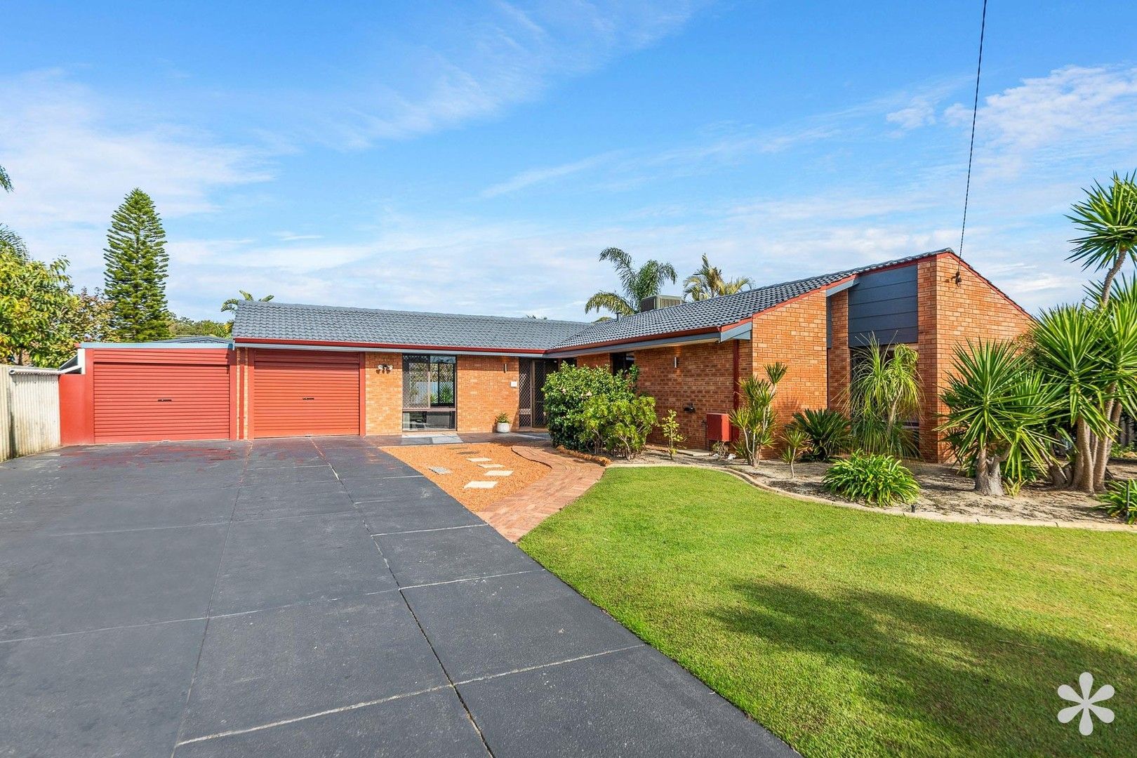 3 bedrooms House in 27 Chevalier Way THORNLIE WA, 6108