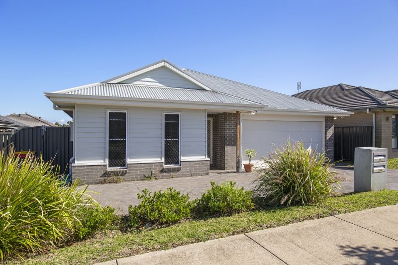 6 bedrooms House in 19 Norwood Avenue HAMLYN TERRACE NSW, 2259