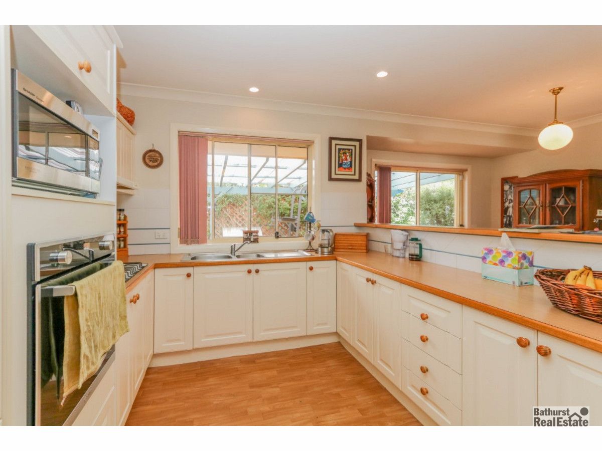 16 Westbourne Drive, Bathurst NSW 2795, Image 2