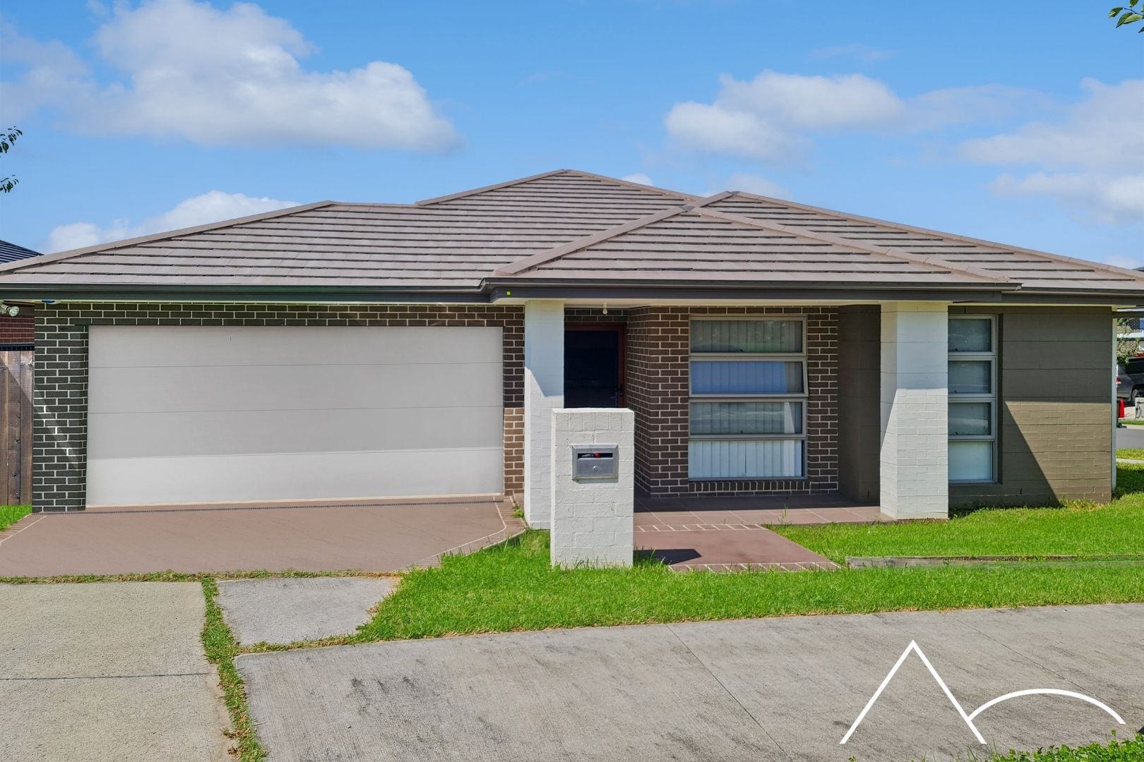 4 bedrooms House in 25A Austen Circuit ORAN PARK NSW, 2570
