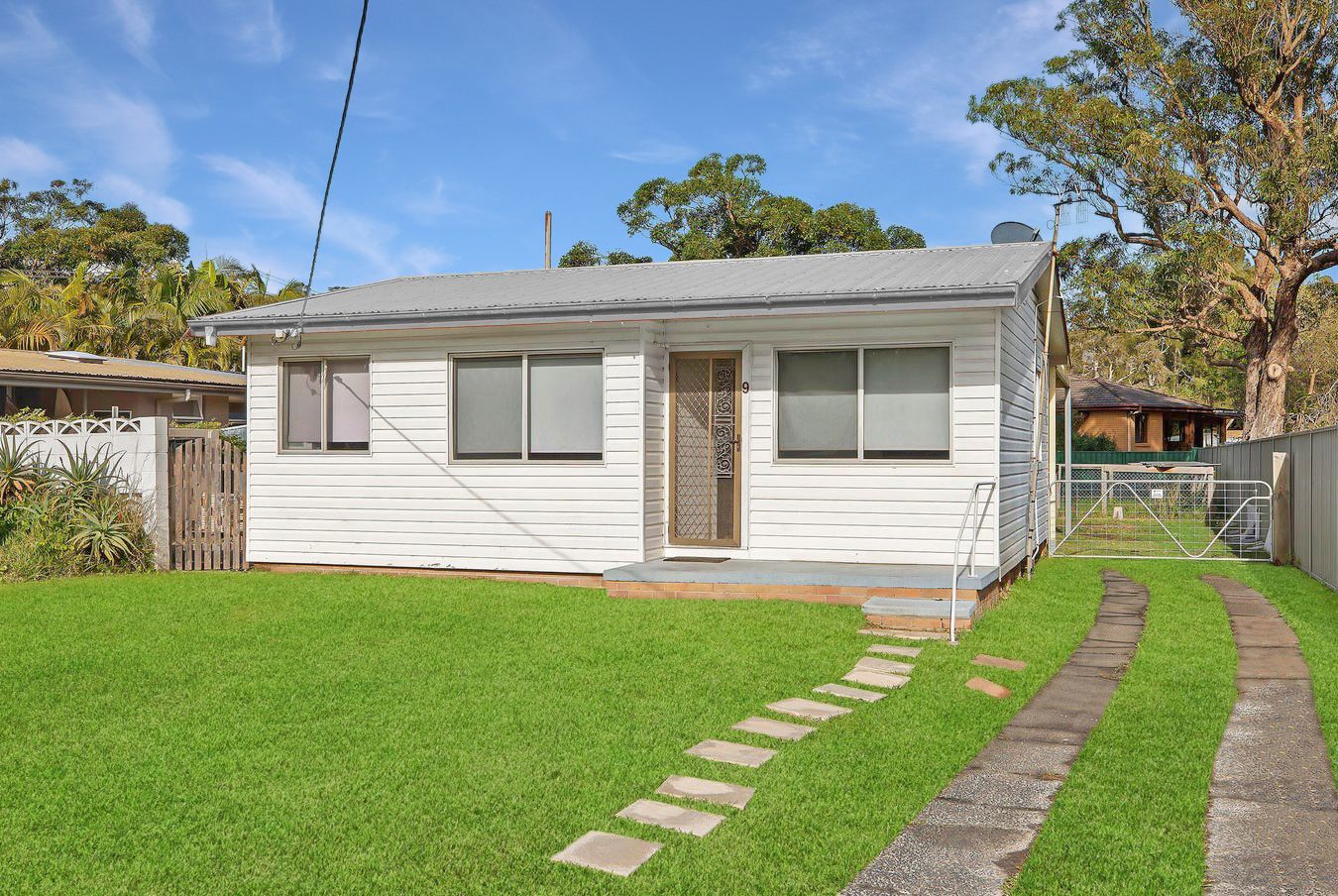 2 bedrooms House in 9 Crystal Street FORRESTERS BEACH NSW, 2260