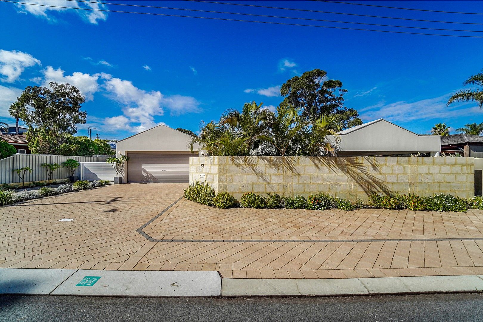 4 bedrooms House in 32 Batavia Place KALLAROO WA, 6025