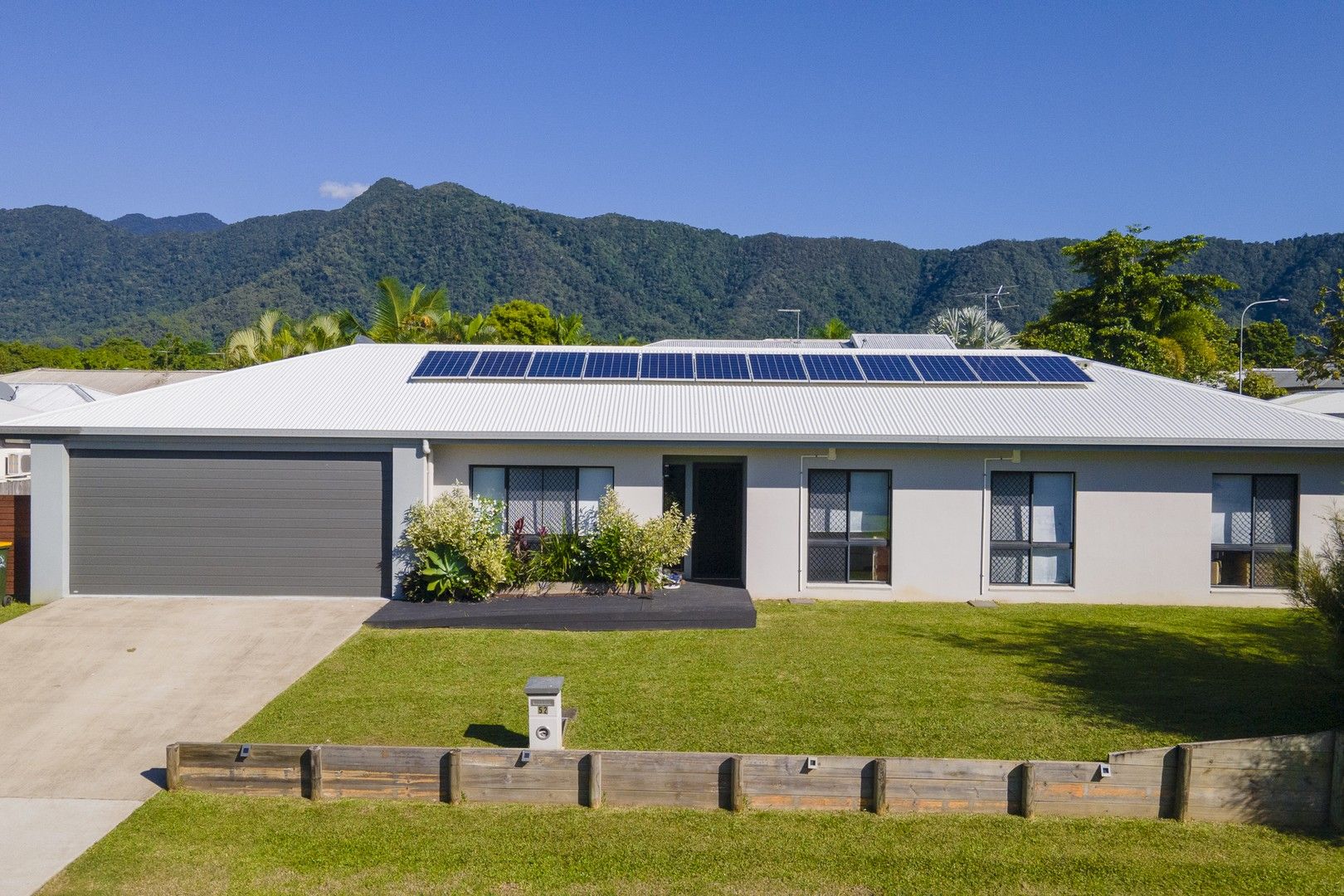 4 bedrooms House in 52 Timberlea Drive East BENTLEY PARK QLD, 4869