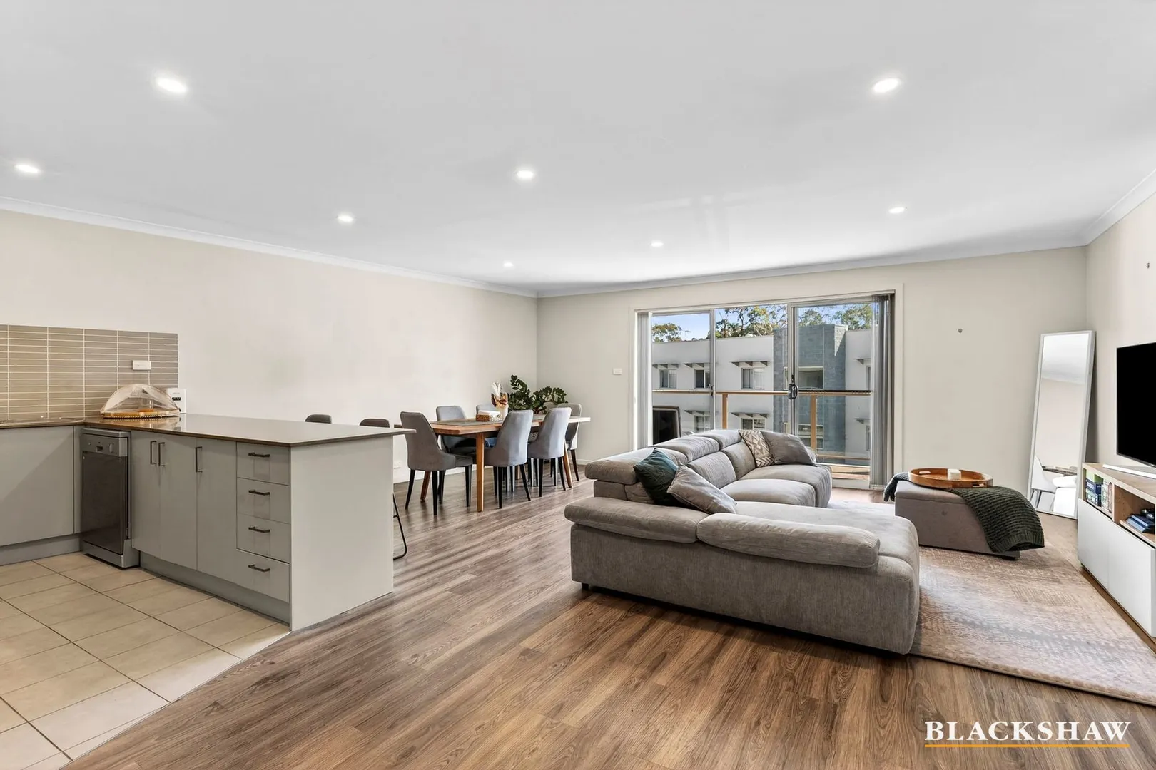 Spacious elevated living in a prime Bruce position - Vista 5