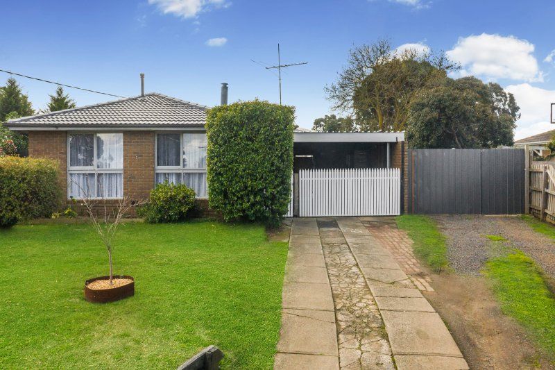 3 bedrooms House in 6 Coustley Close WALLAN VIC, 3756