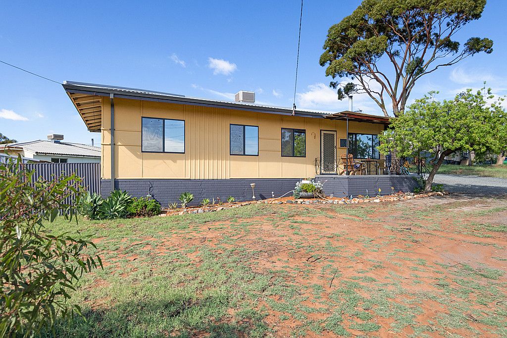 3 bedrooms House in 2 Serpentine Road KAMBALDA EAST WA, 6442