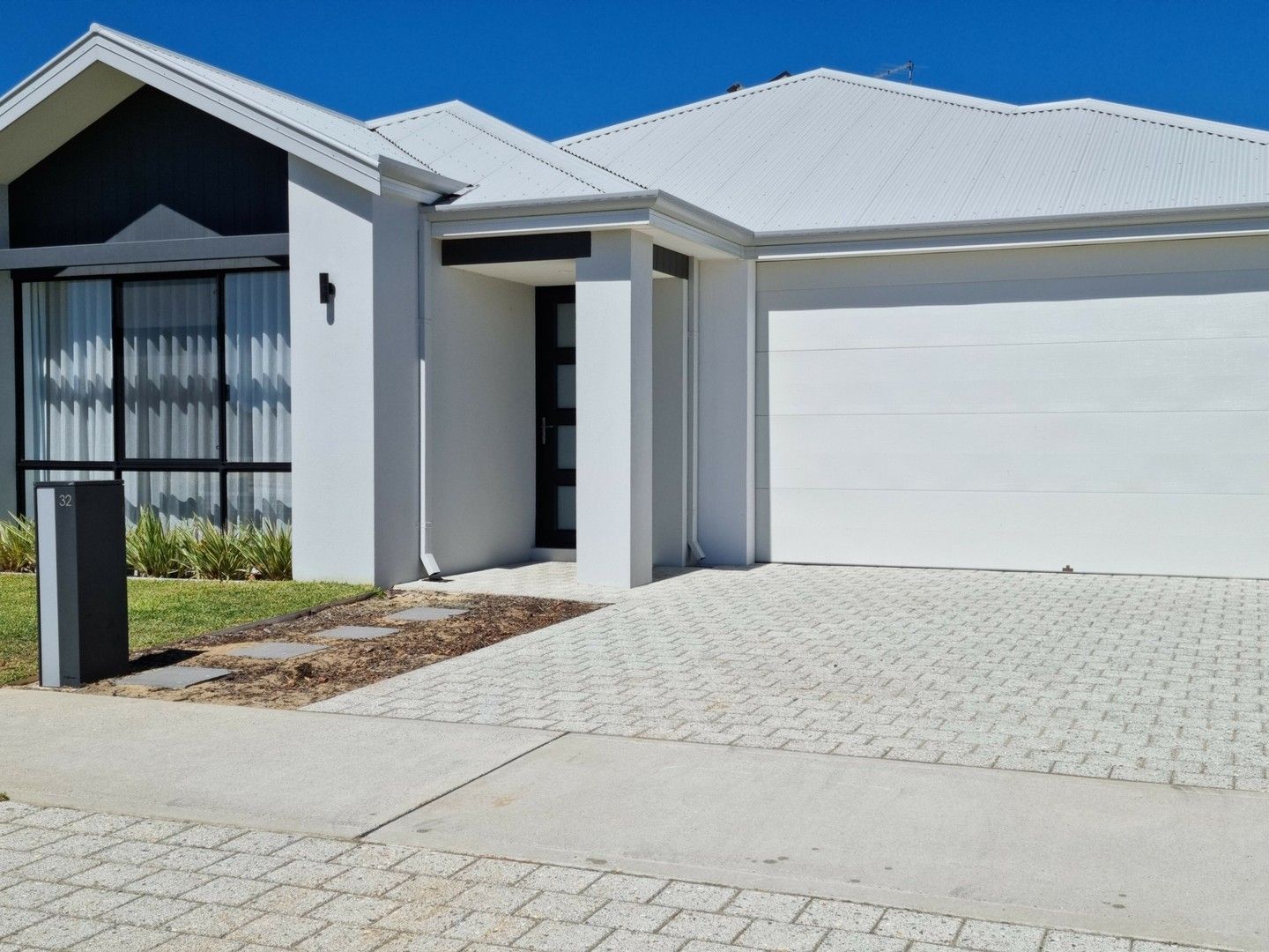 4 bedrooms House in 32 Drafthorse Approach FORRESTDALE WA, 6112