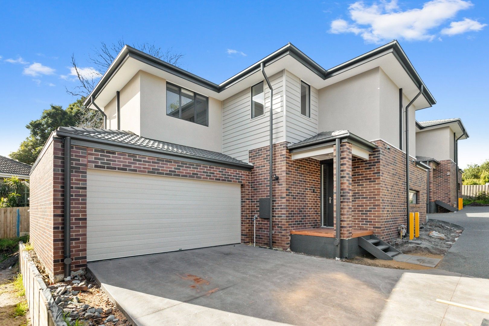 4 bedrooms Townhouse in 1/42 Hillcrest Road FRANKSTON VIC, 3199