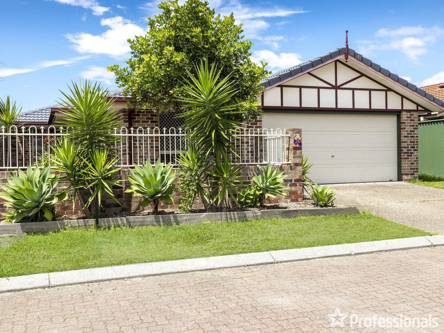 4 bedrooms Duplex in 2/15 Carstens Ct CURRUMBIN WATERS QLD, 4223