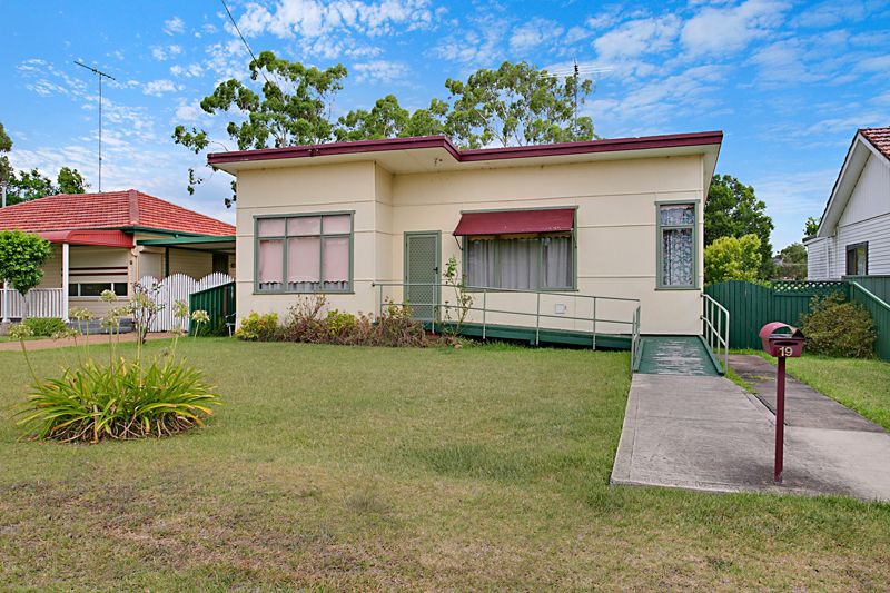 19 Phelps Crescent, Bradbury NSW 2560, Image 0