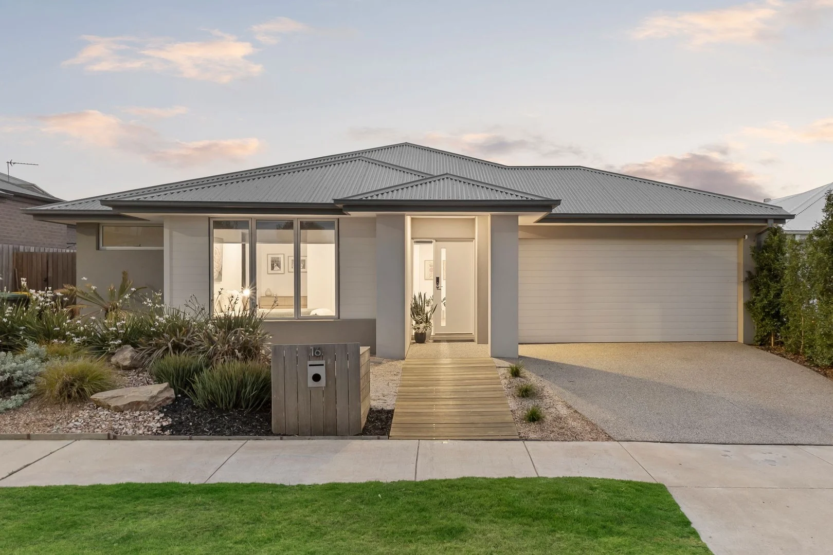 16 Shoalhaven Boulevard, Mount Duneed VIC 3217