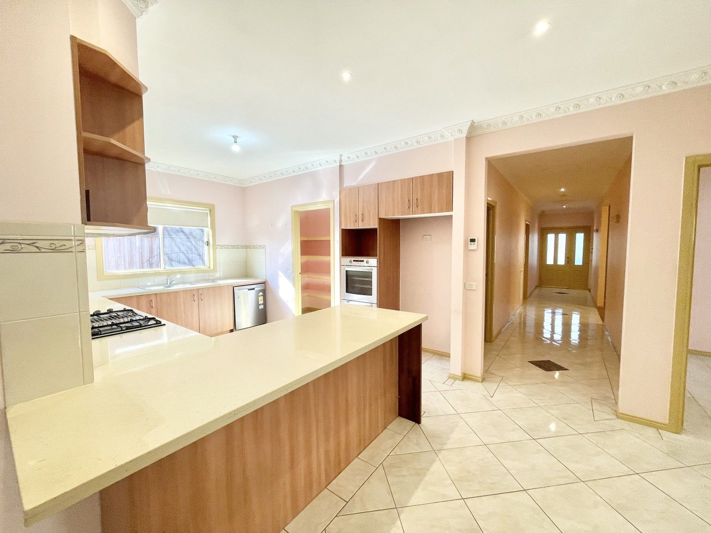 5 bedrooms House in 6 ARGYLE WAY TAYLORS HILL VIC, 3037