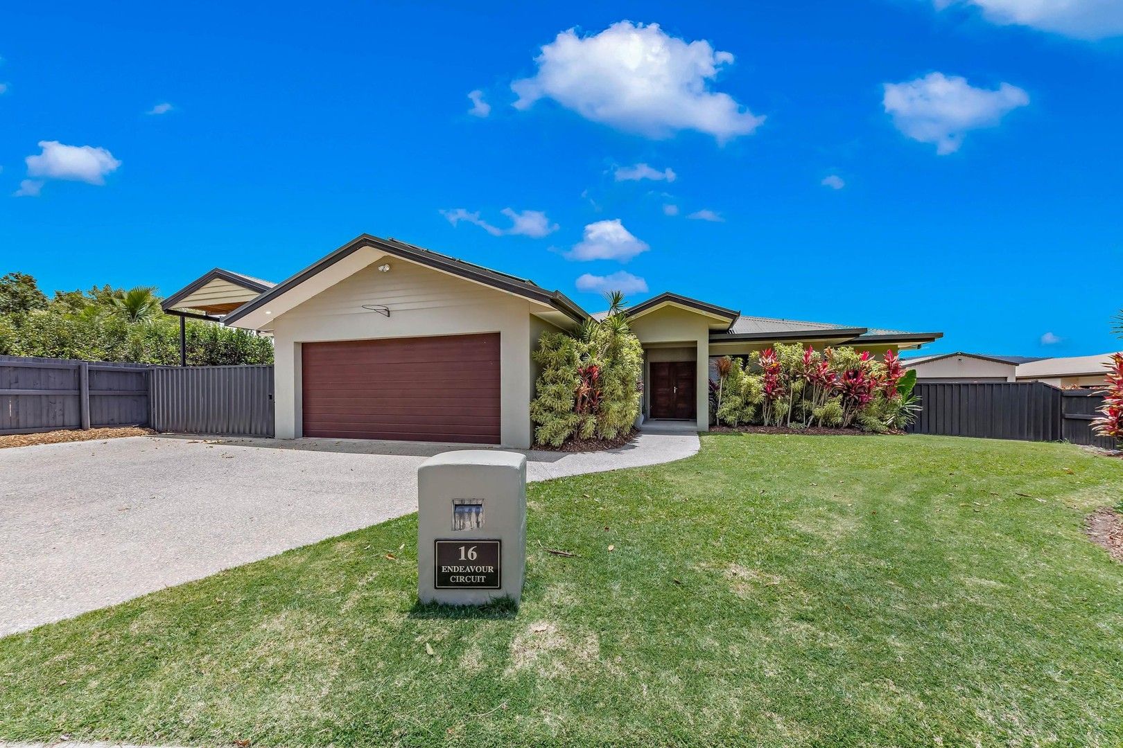 4 bedrooms House in 16 Endeavour Circuit CANNONVALE QLD, 4802