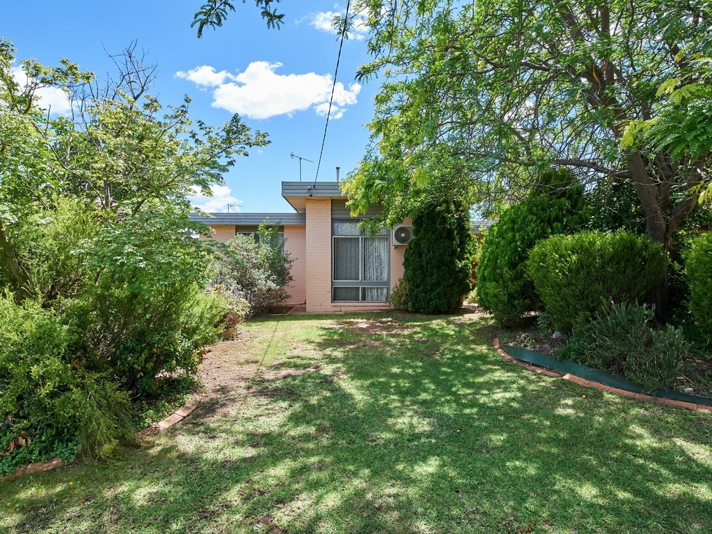 33 Nixon Crescent, Tolland NSW 2650, Image 0