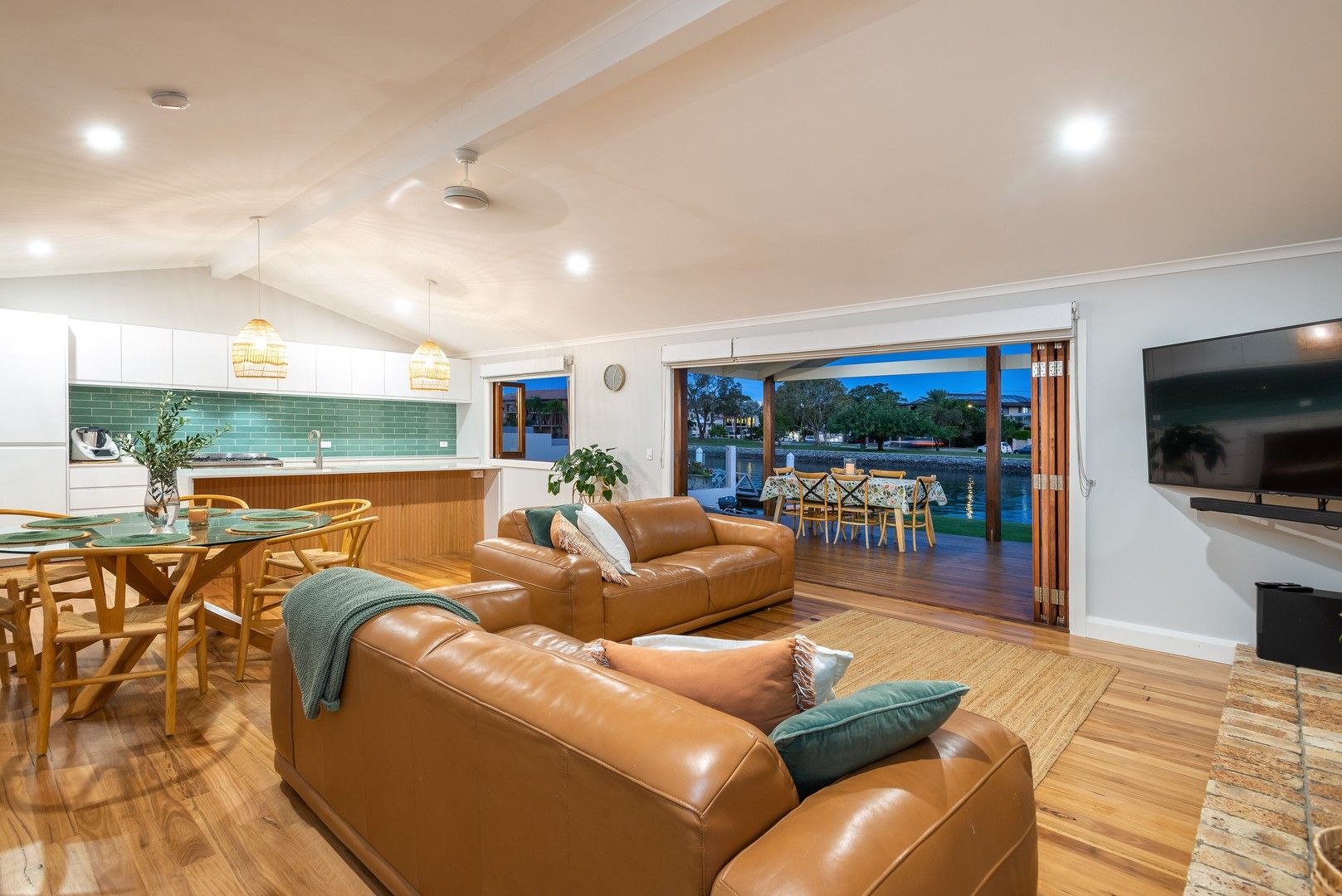 4 bedrooms House in 34 Vaggelas Crescent BIGGERA WATERS QLD, 4216