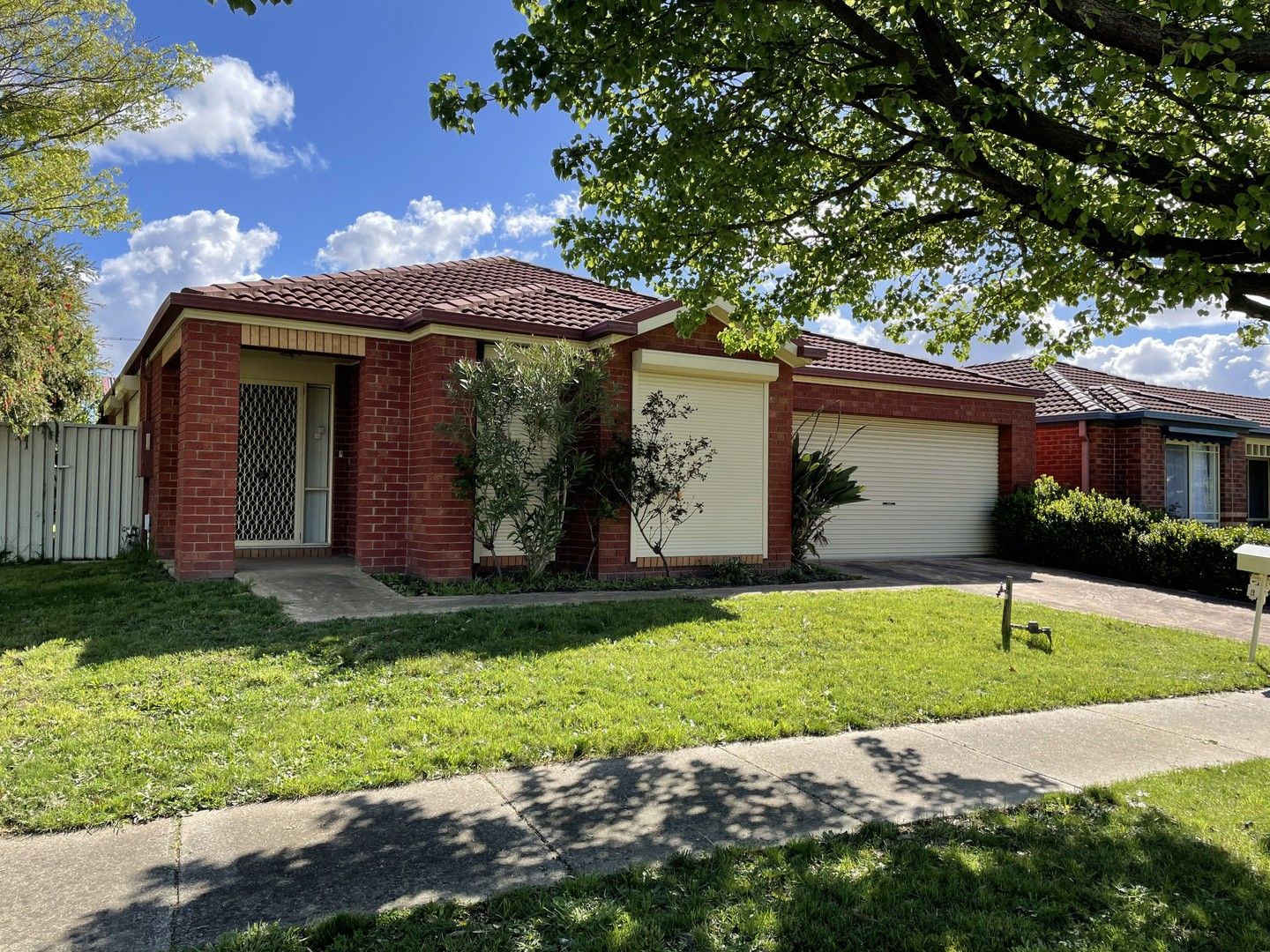 3 bedrooms House in 12 Manor Court CRANBOURNE EAST VIC, 3977