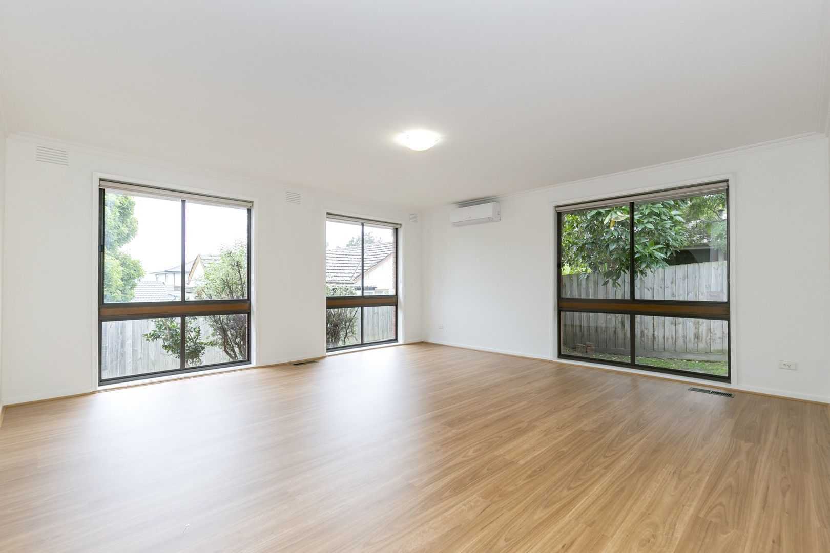 3 bedrooms Apartment / Unit / Flat in 2/716 Whitehorse Road MITCHAM VIC, 3132