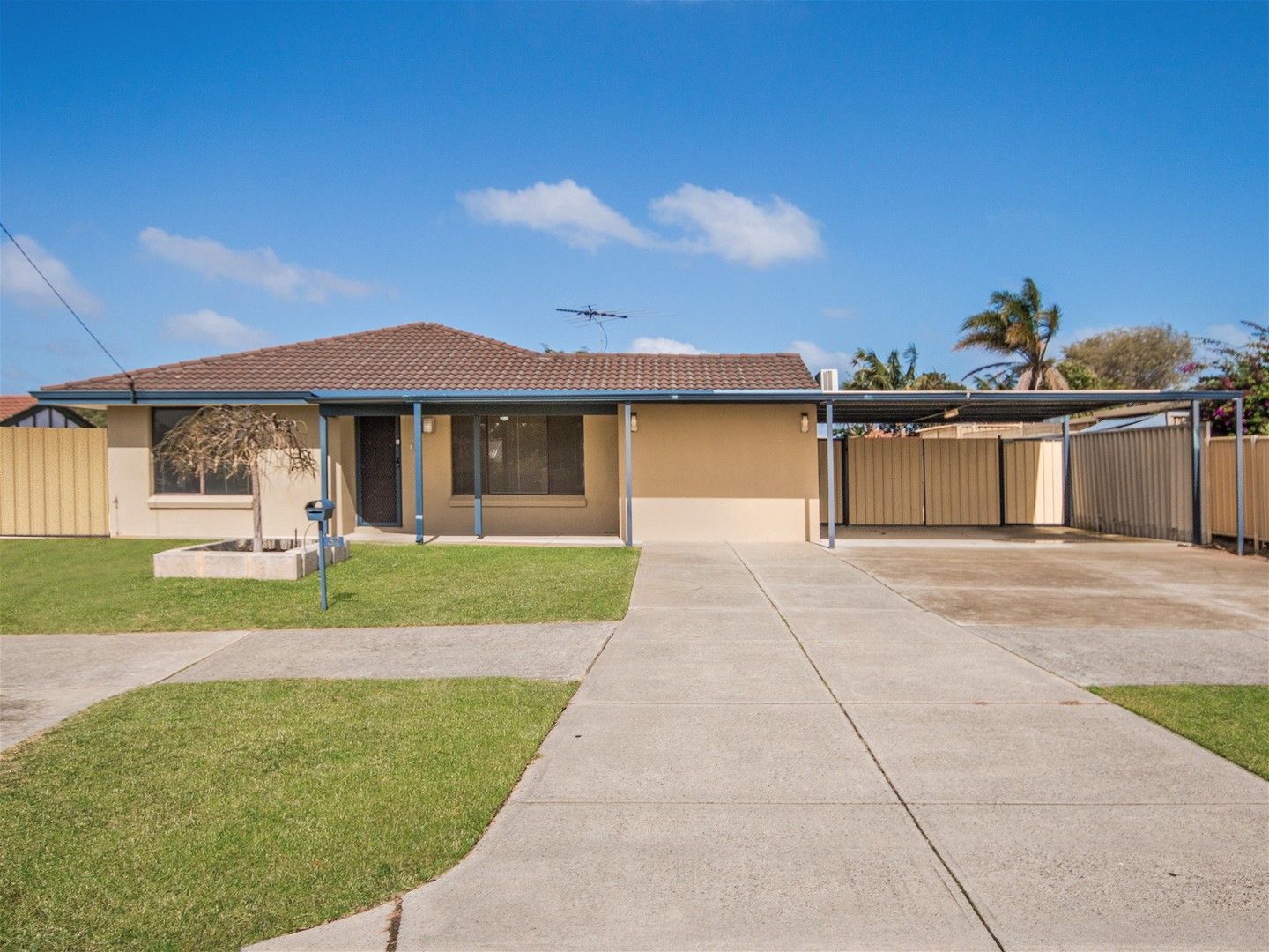 4 bedrooms House in 52 Goongarrie Drive WAIKIKI WA, 6169