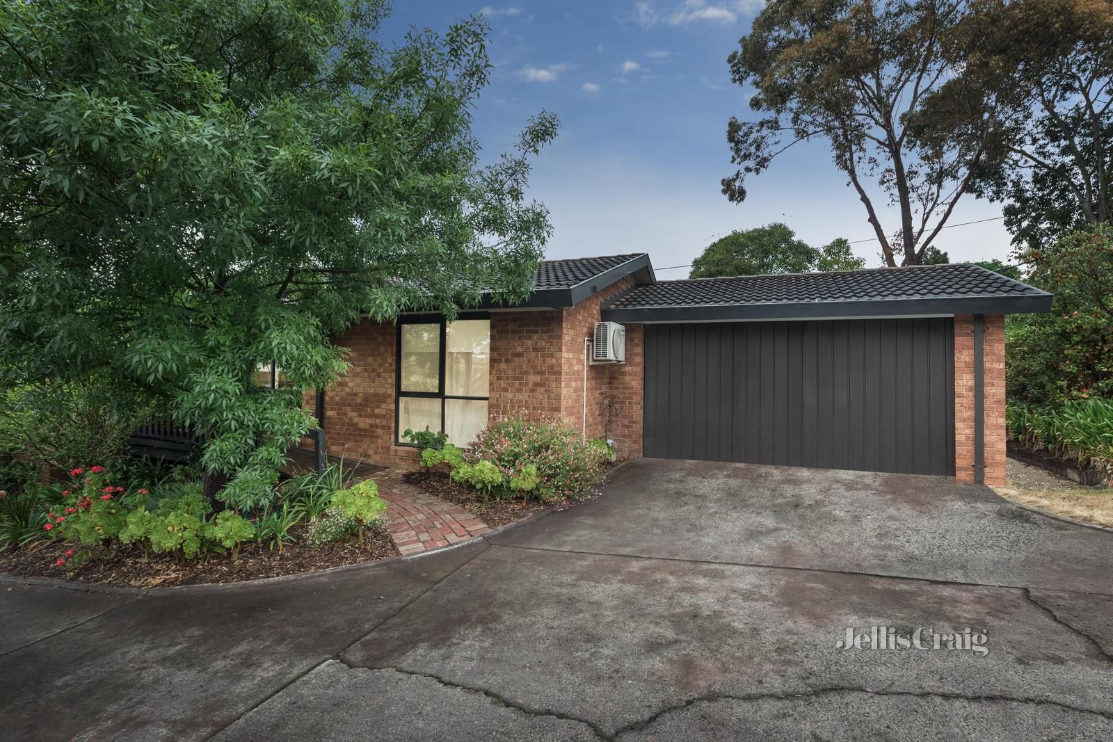 3 bedrooms Apartment / Unit / Flat in 1/290 St Helena Road ST HELENA VIC, 3088