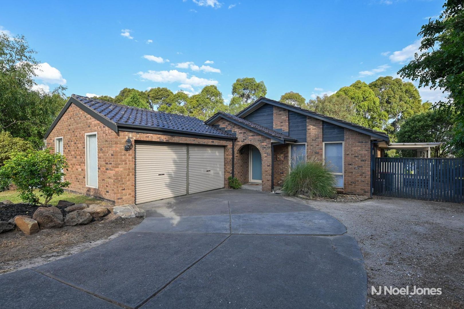 4 Amersham Drive, Wantirna VIC 3152