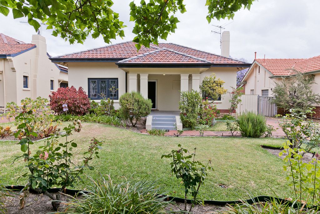 3 bedrooms House in 15 Willcock Avenue DAGLISH WA, 6008