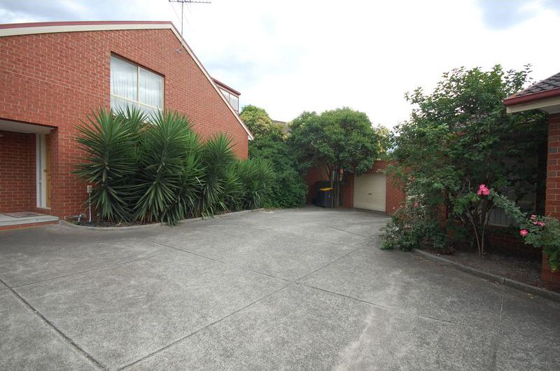 3 bedrooms Apartment / Unit / Flat in 2/1 Young Street OAKLEIGH VIC, 3166
