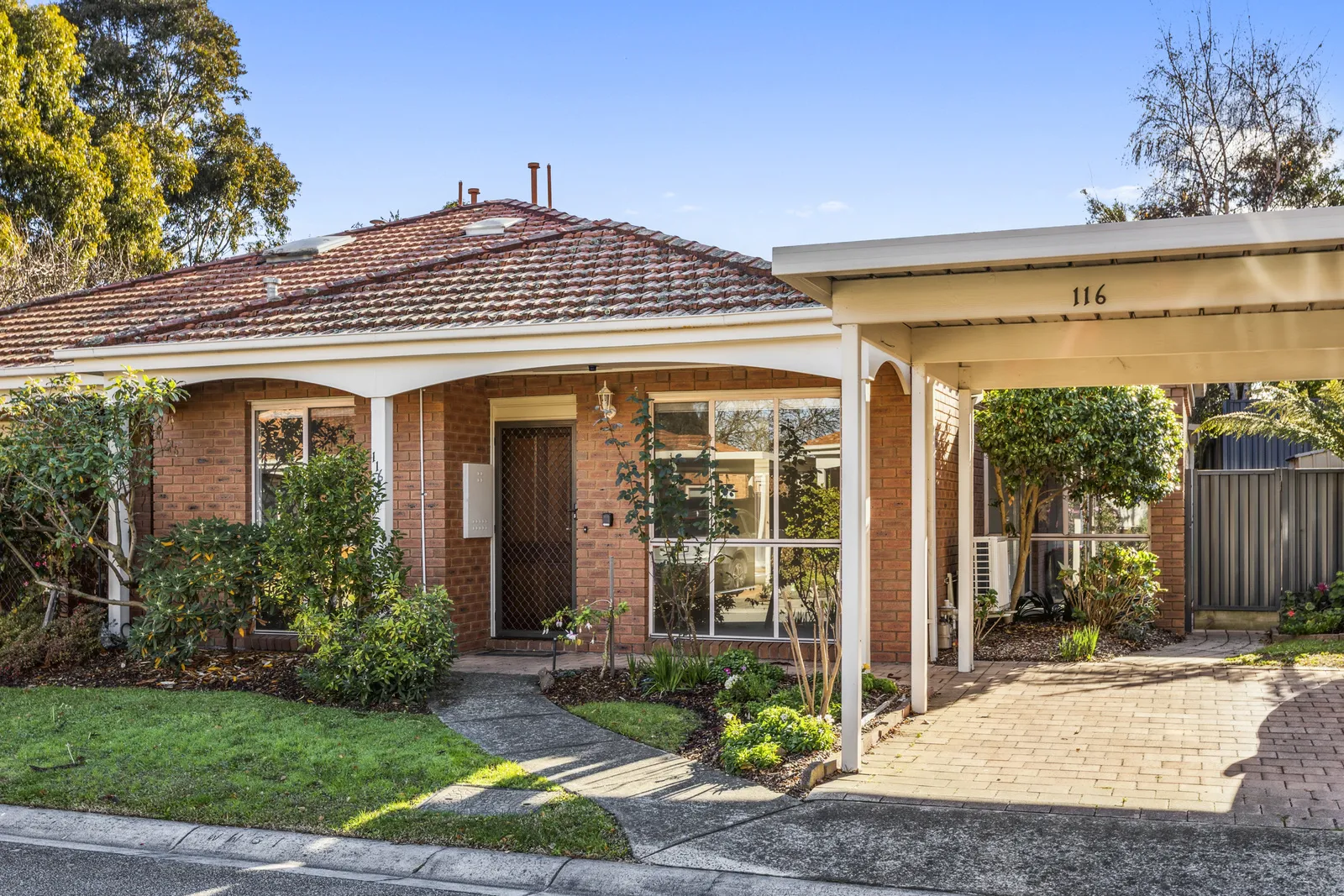 Large 2-bedroom plus study villa, Burwood