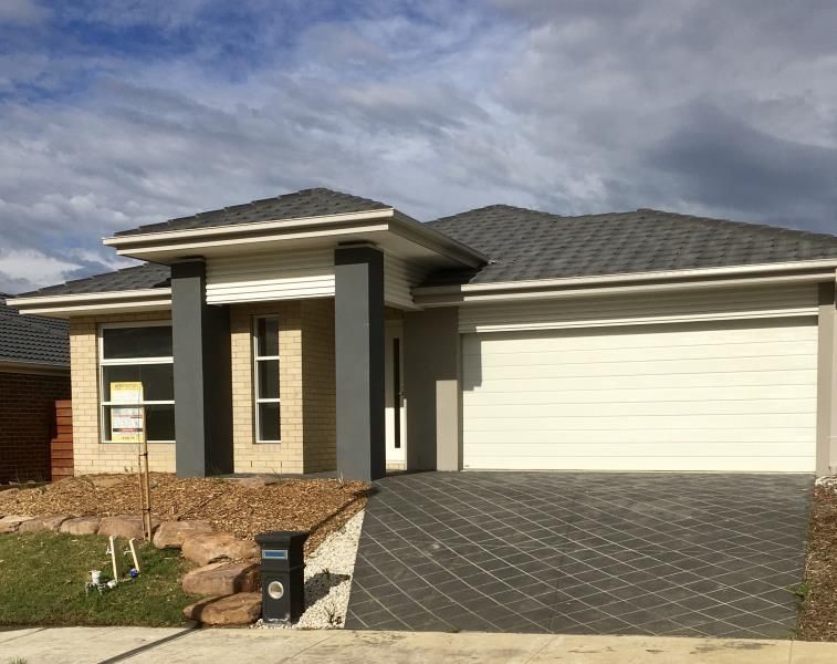 4 bedrooms House in 22 Wheelwright St CLYDE NORTH VIC, 3978