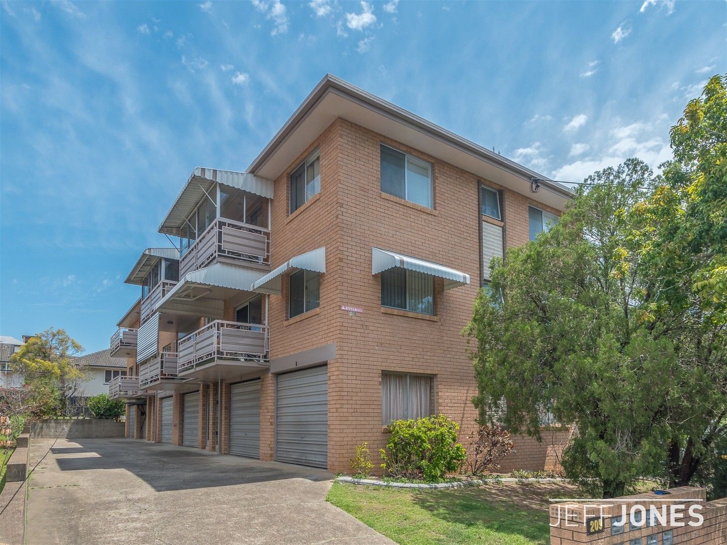 2 bedrooms Apartment / Unit / Flat in 1/209 Juliette Street GREENSLOPES QLD, 4120