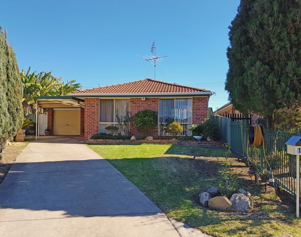 17 Robson Crescent, St Helens Park NSW 2560