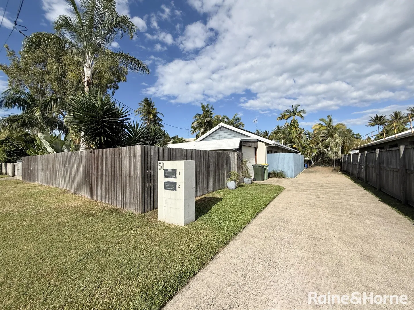 3 BEDROOM : 1 BATHROOM : UNFURNISHED : POOL : CLOSE TO BEACH, Port Douglas