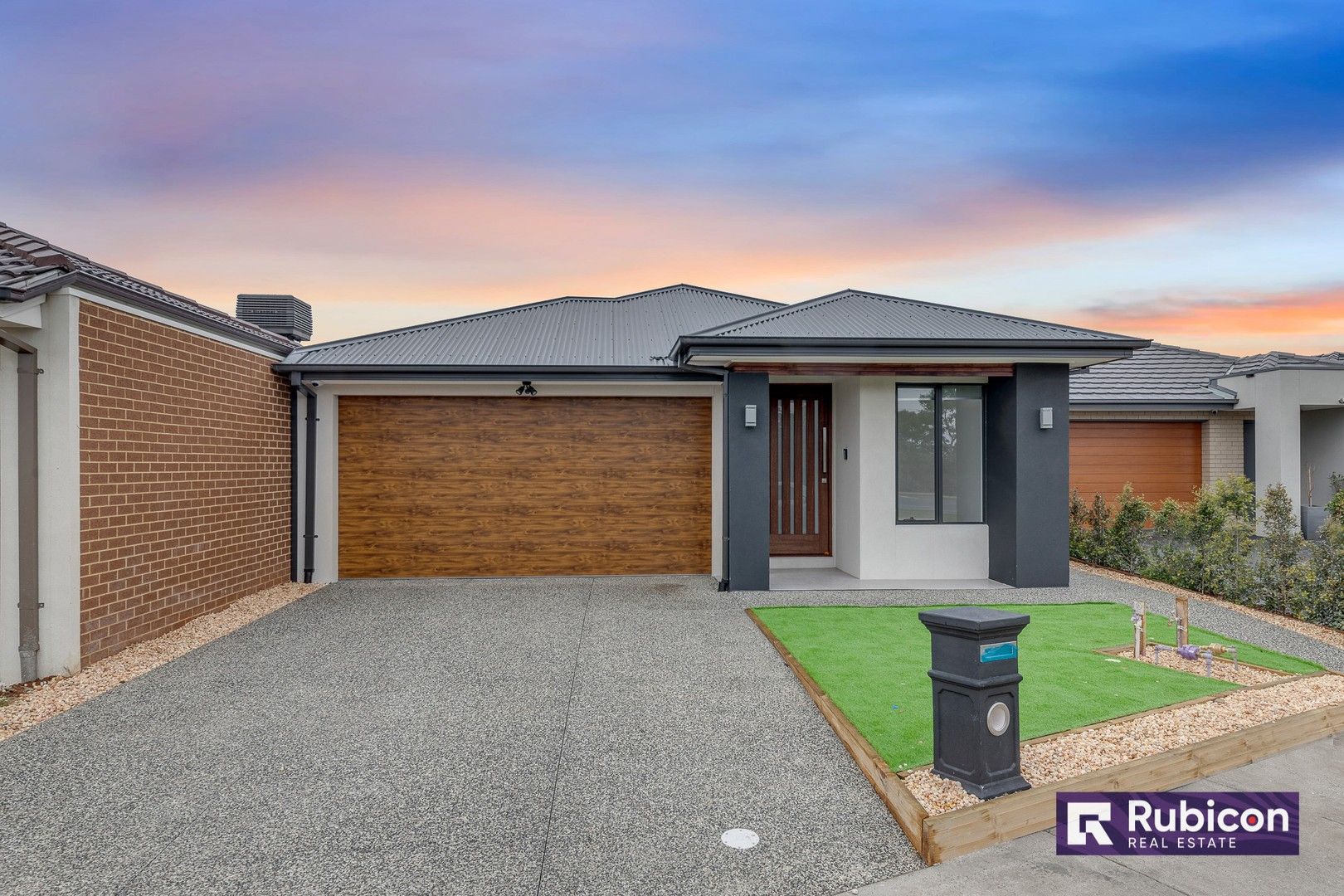 4 bedrooms House in 28 Mewat Circuit THORNHILL PARK VIC, 3335