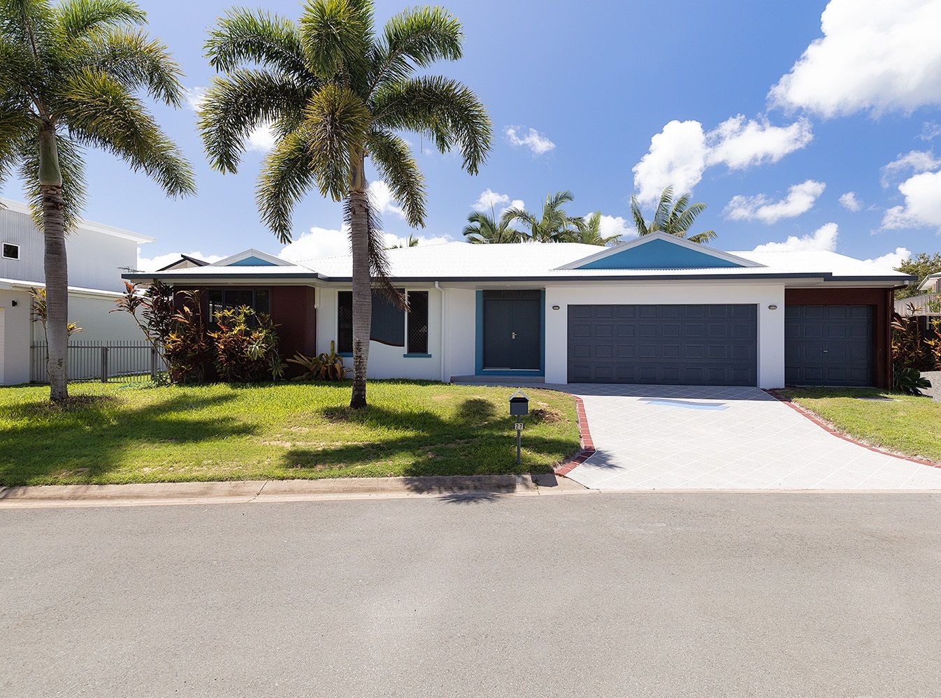 4 bedrooms House in 27 Whitesan Blue Terrace BLACKS BEACH QLD, 4740