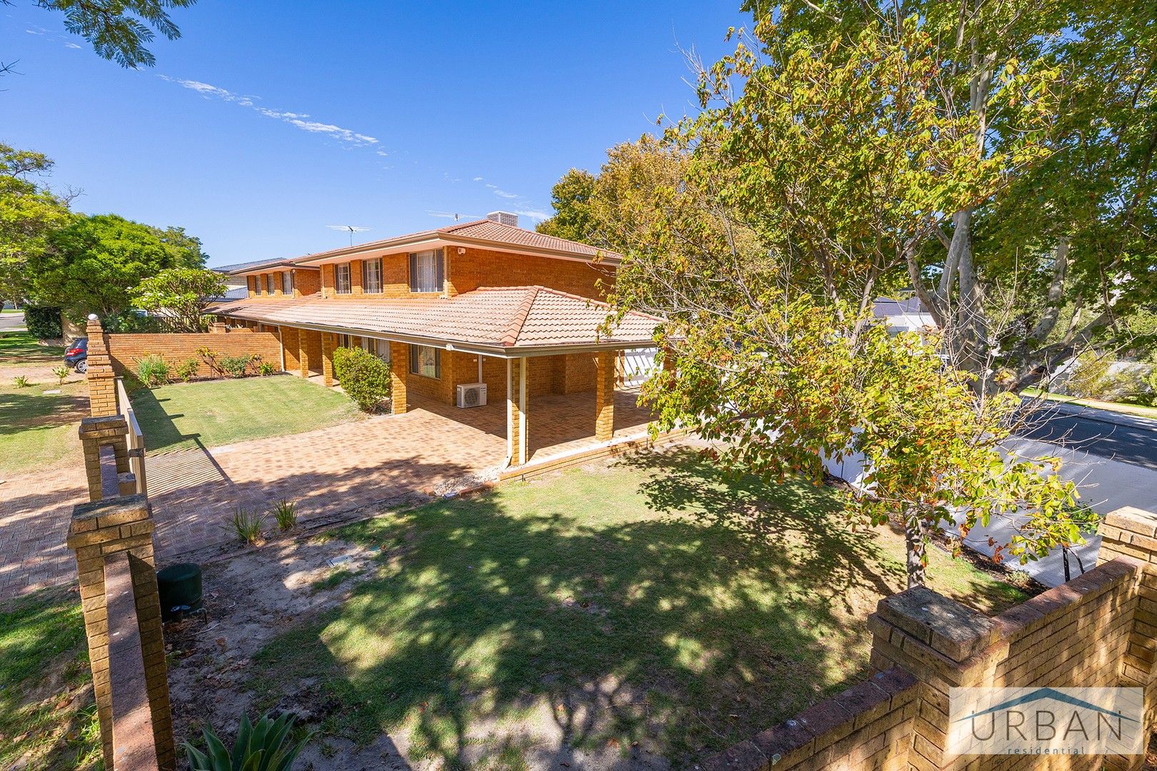 4 bedrooms House in 1 Duncraig Road APPLECROSS WA, 6153