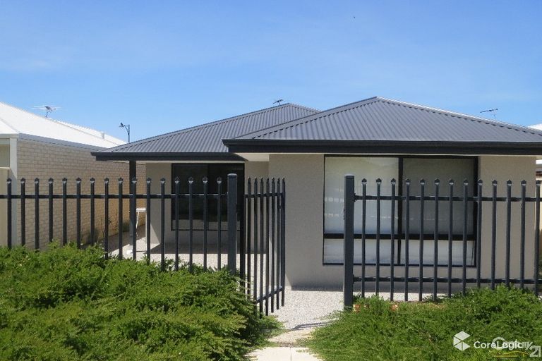 3 bedrooms House in 8 Nari Lane CARRAMAR WA, 6031