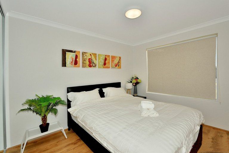 4 bedrooms Apartment / Unit / Flat in 1/21 Starling Ramble SOUTH YUNDERUP WA, 6208