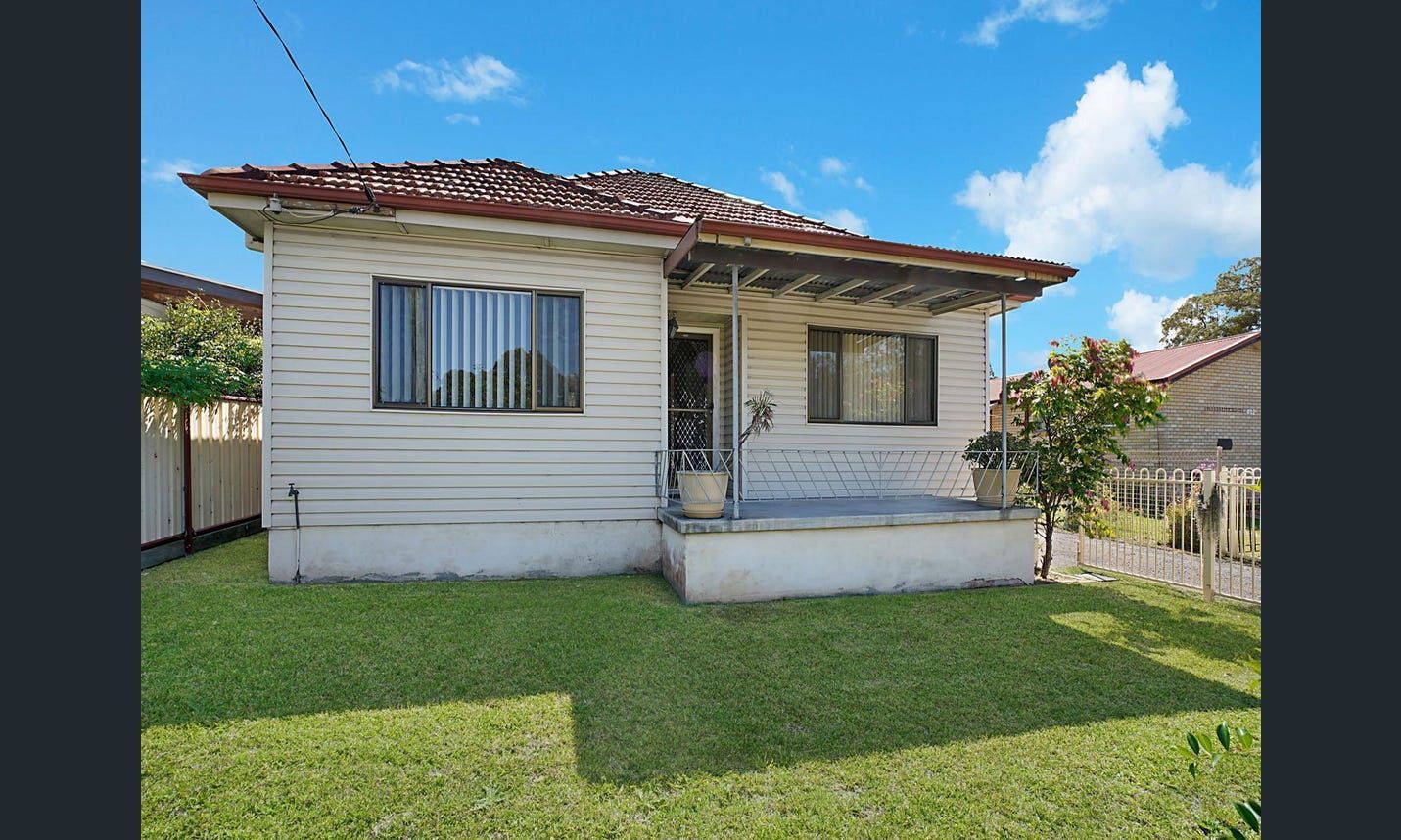 2 bedrooms House in 400 Sandgate Road SHORTLAND NSW, 2307