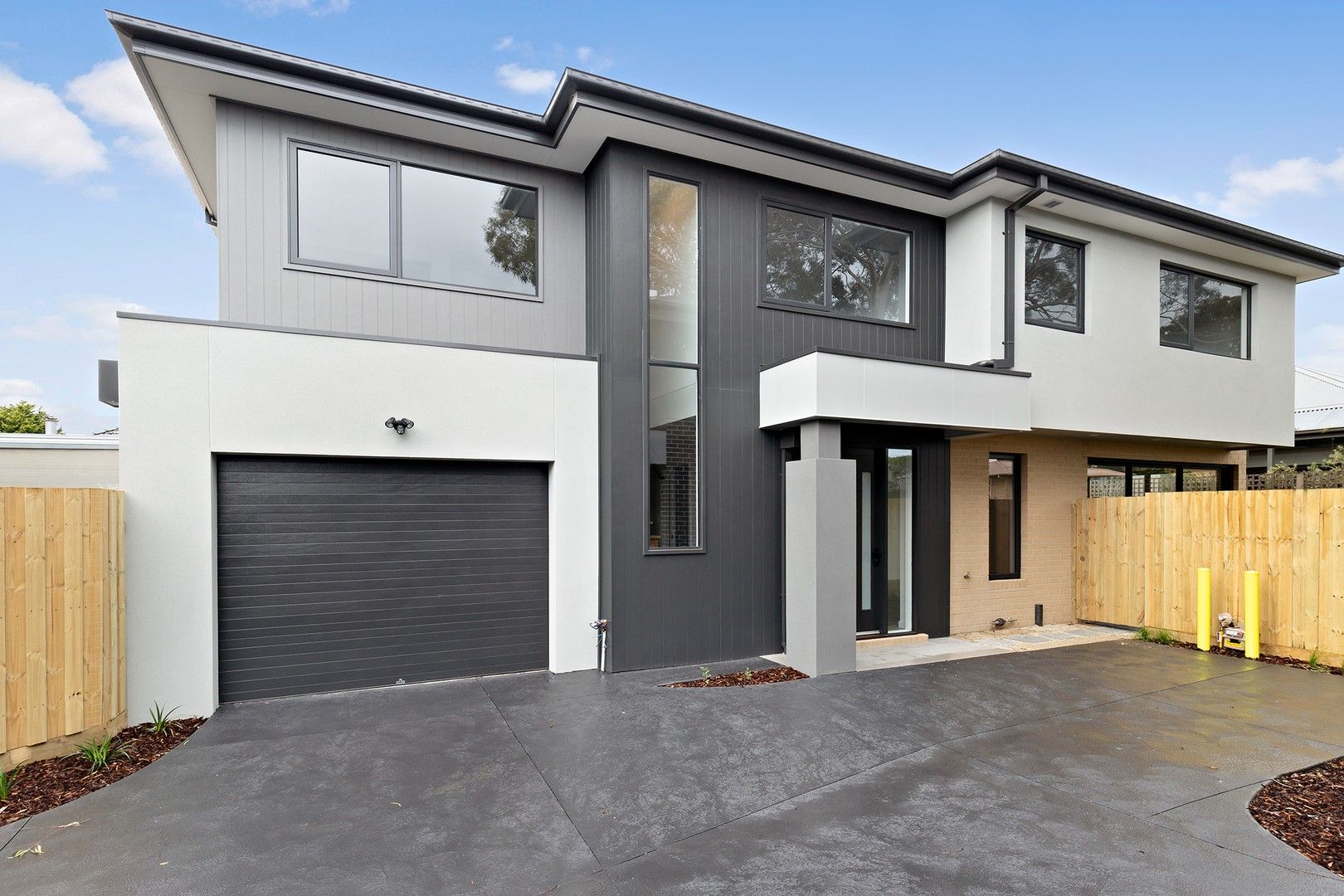 3 bedrooms Townhouse in 2/8 Cecil Street FRANKSTON VIC, 3199