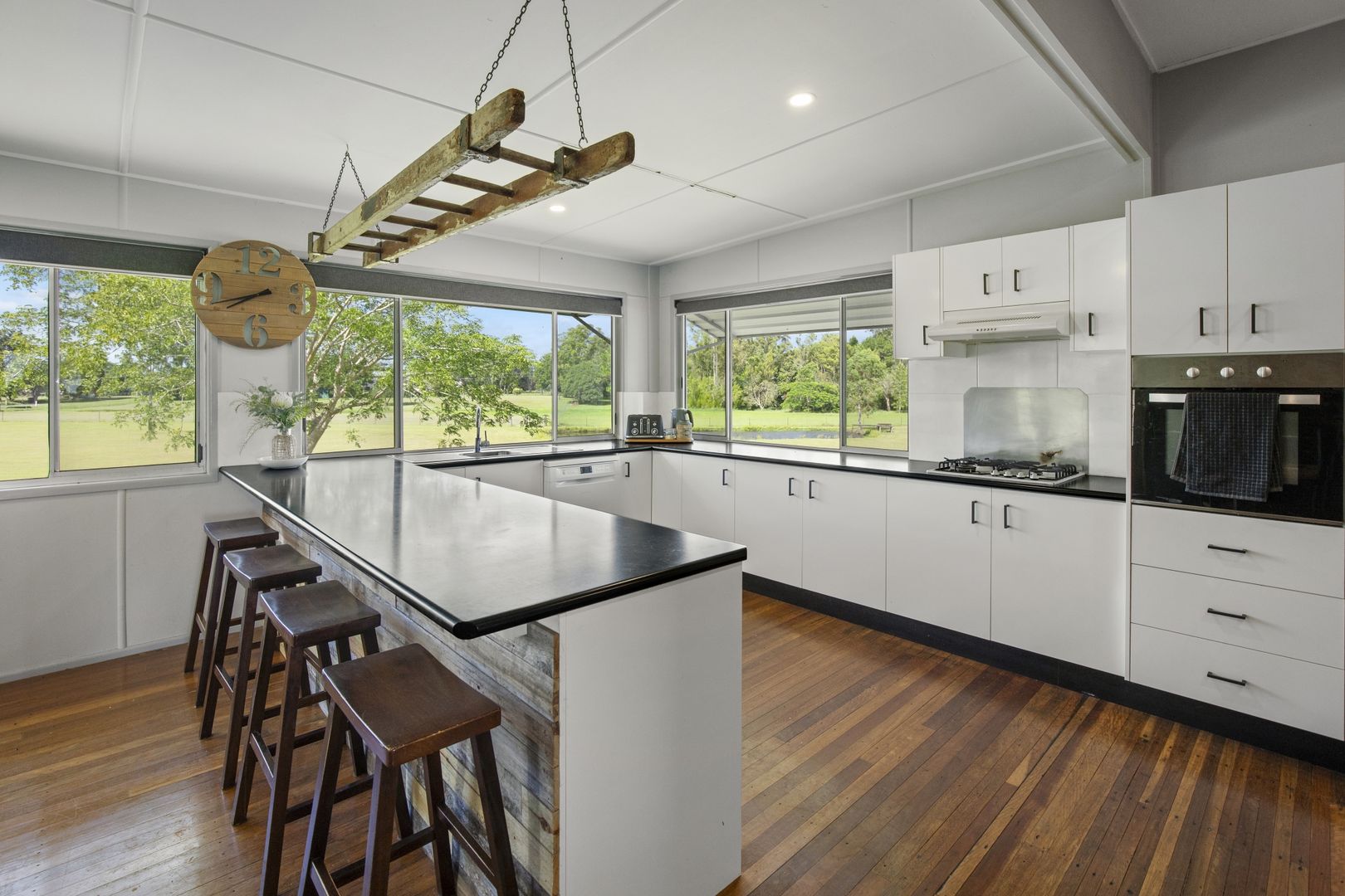 31 Racecourse Road, Island Plantation QLD 4650, Image 2