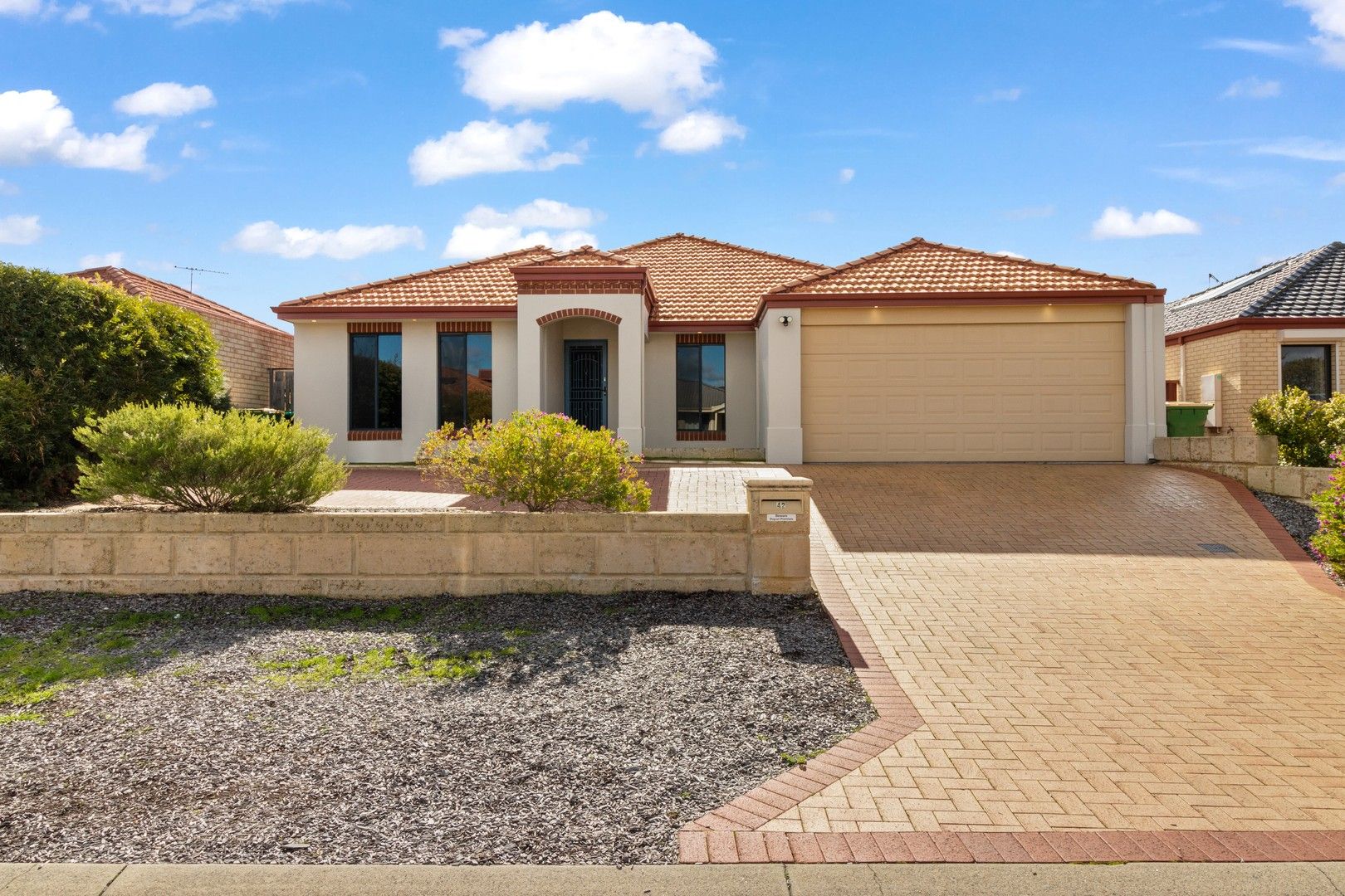4 bedrooms House in 42 Teraglin Way WARNBRO WA, 6169