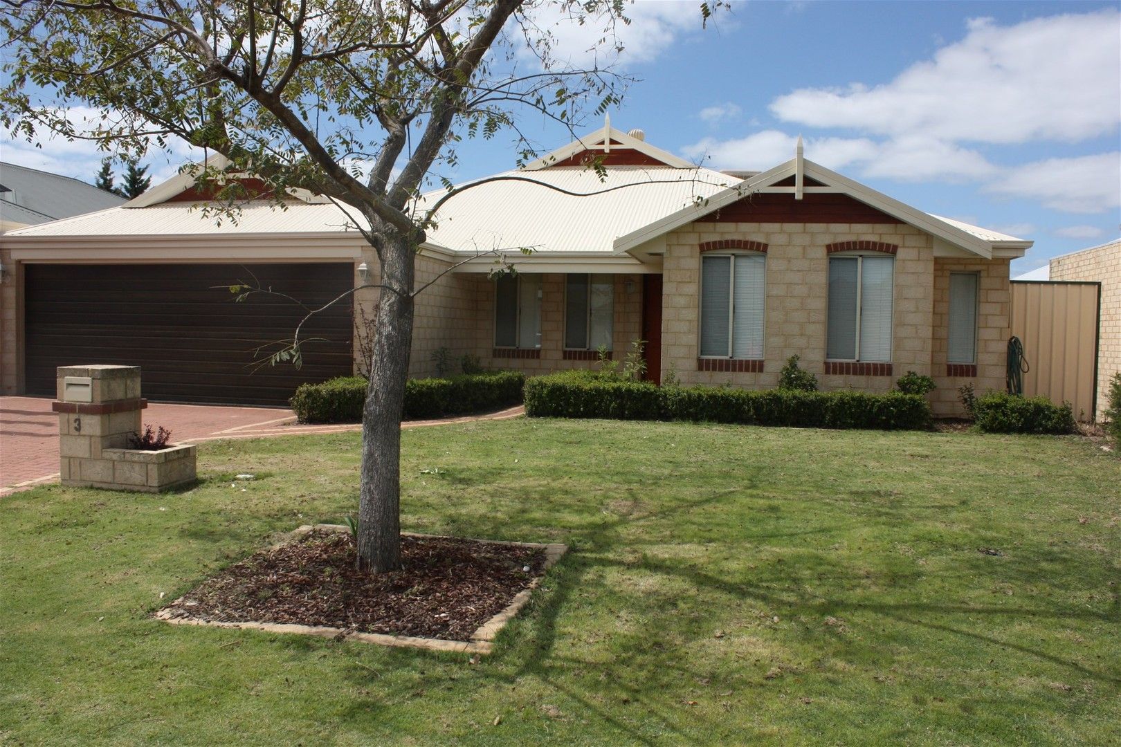 4 bedrooms House in 3 Sherbourne Cnr SUCCESS WA, 6164