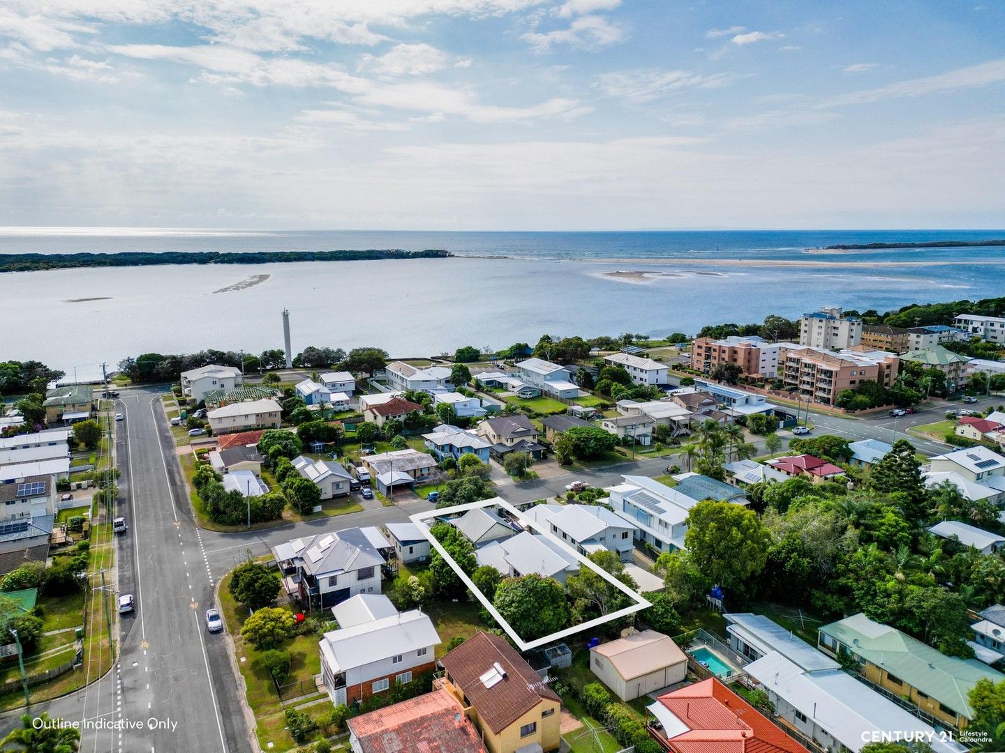 6 bedrooms House in 6 Taylor Avenue GOLDEN BEACH QLD, 4551