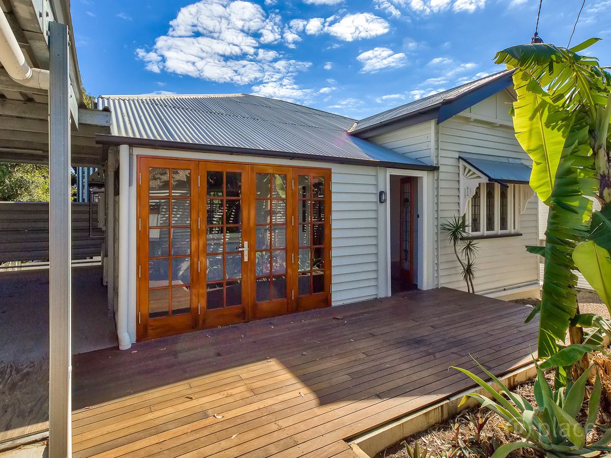 4 bedrooms House in 12 Eighth Avenue COORPAROO QLD, 4151