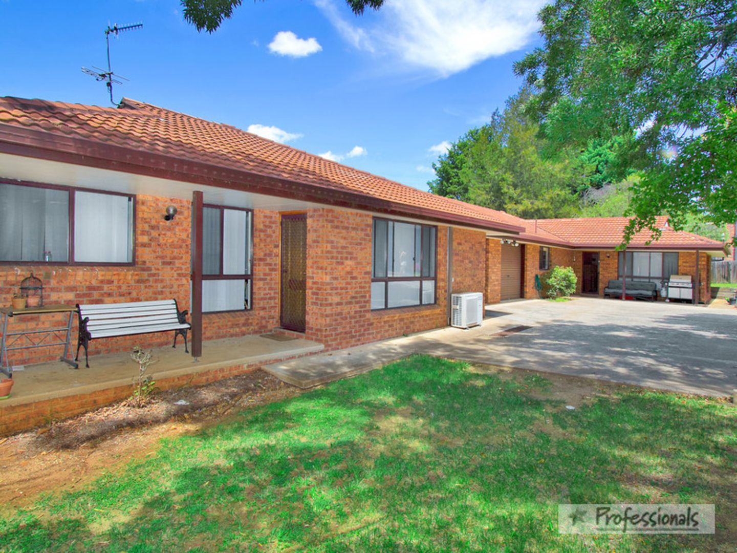 1 & 2/9 Napier Court, Armidale NSW 2350, Image 2