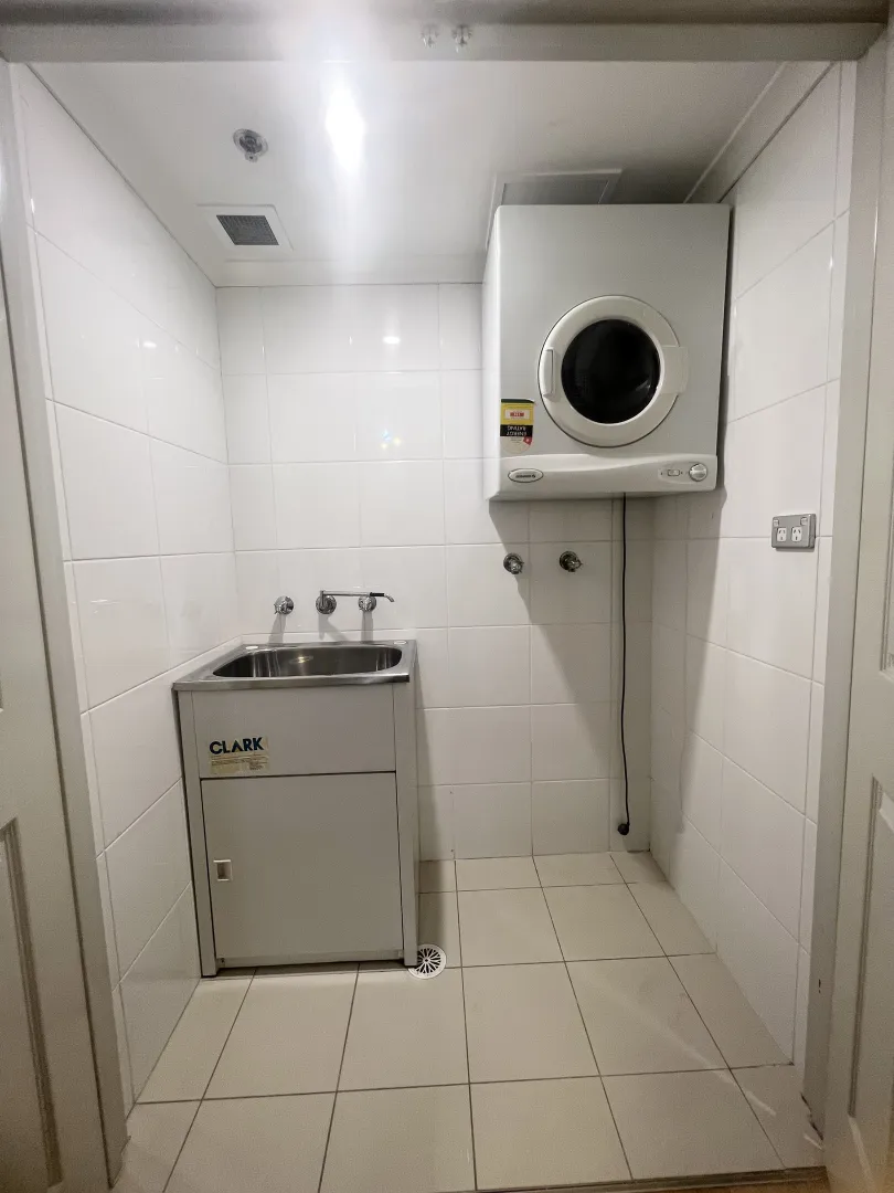 High level North and East Aspect apartment with parking and store room. – další