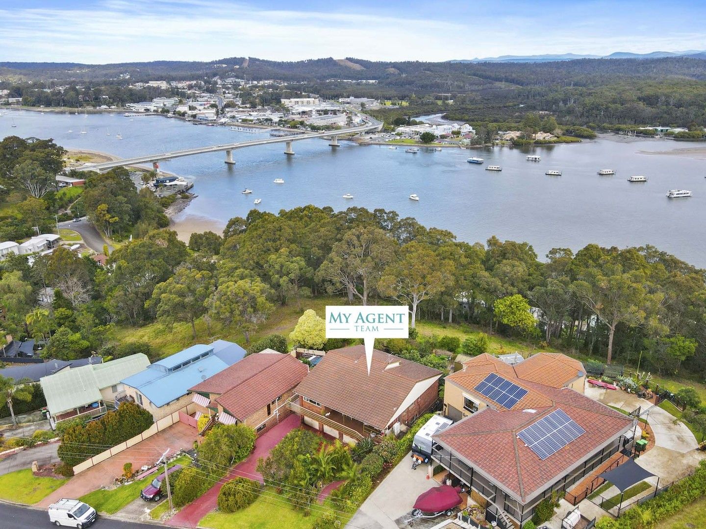 5 bedrooms House in 15 Penthouse Place NORTH BATEMANS BAY NSW, 2536