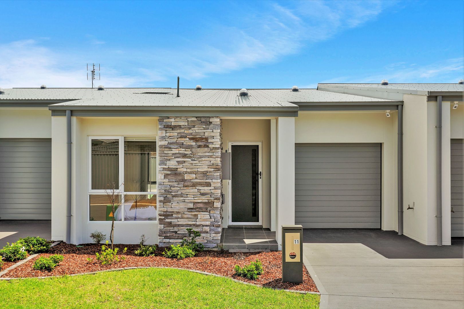 11 Gillis Lane, Hamlyn Terrace Property History & Address Research