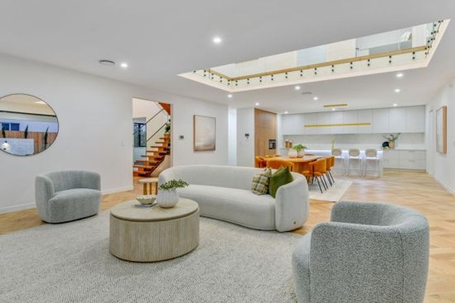 82 Linacre Crescent Carindale 4152 - Image 3