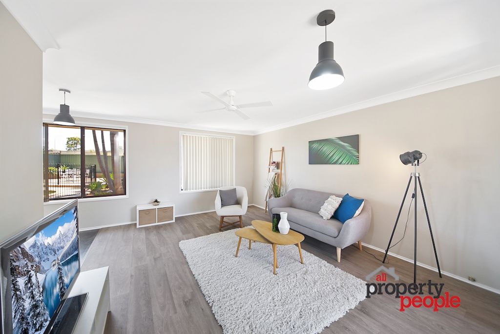 11 Bramble Place, Macquarie Fields NSW 2564, Image 1